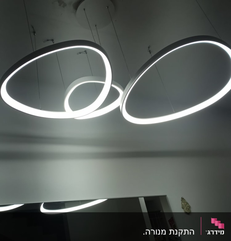 גופי תאורה עגולים תלויים מהתקרה עם תאורה לבנה